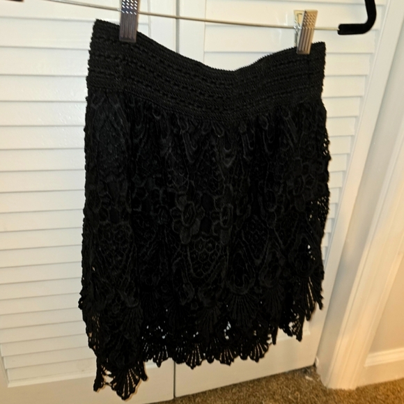 Romeo + Juliet Couture Black Crochet Lace Mini Skirt – Size Small NWT - Picture 2 of 7